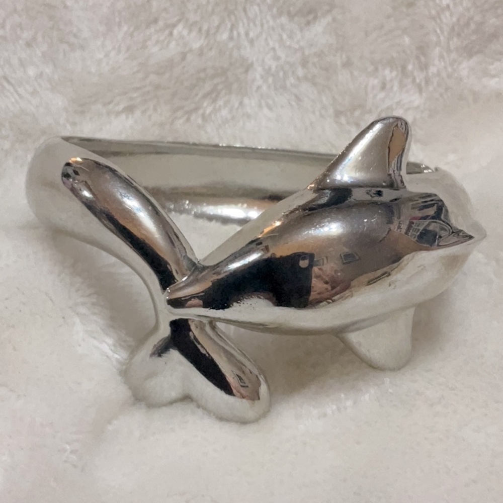 Dolphin Silvertone Clamper Bracelet🐬